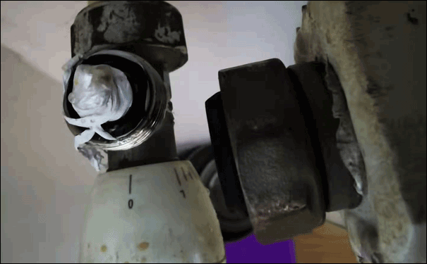 暖氣片閥門漏水維修